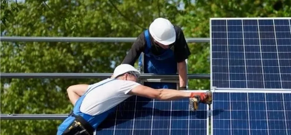 Güneş Panelleri Güneş Enerjisine Uygun Bir Çatıya Nasıl Monte Edilir? | Mekpan Panel